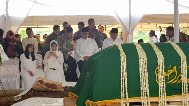 Jenazah ibunda SBY, Siti Habibah tiba di TPU Tanah Kusir, Jakarta. Foto: Nabilla Fatiara/kumparan