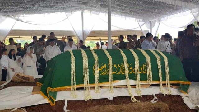 Jenazah ibunda SBY, Siti Habibah tiba di TPU Tanah Kusir, Jakarta. Foto: Nabilla Fatiara/kumparan