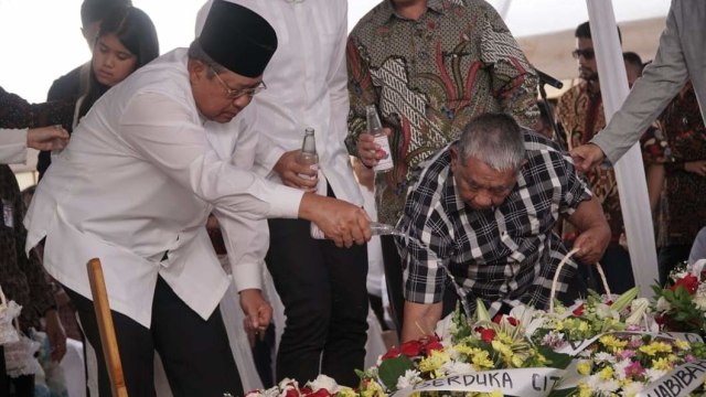 Presiden ke-6 RI Susilo Bambang Yudhoyono (kiri) menuangkan air sebagai penghormatan terkahir kepada almarhumah Siti Habibah di TPU Tanah Kusir, Jakarta. Foto: Jamal Ramadhan/kumparan