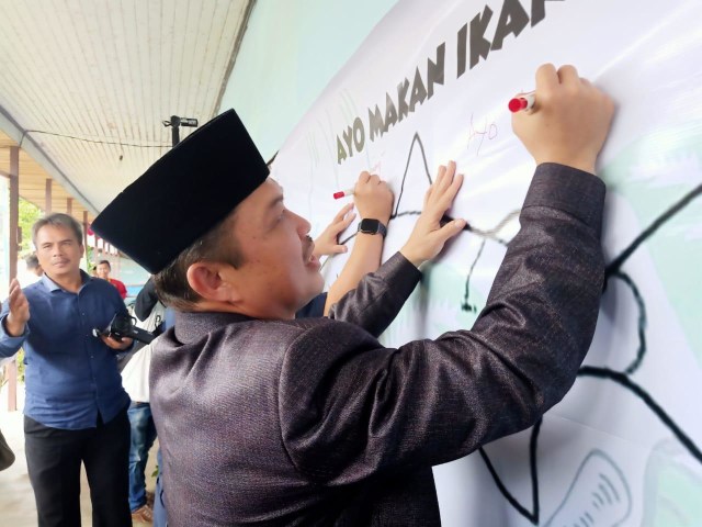 Wakil Gubernur Kalbar Ria Norsan mengkampanyekan 'Ayo Makan Ikan'. Foto: Humas Pemprov Kalbar 