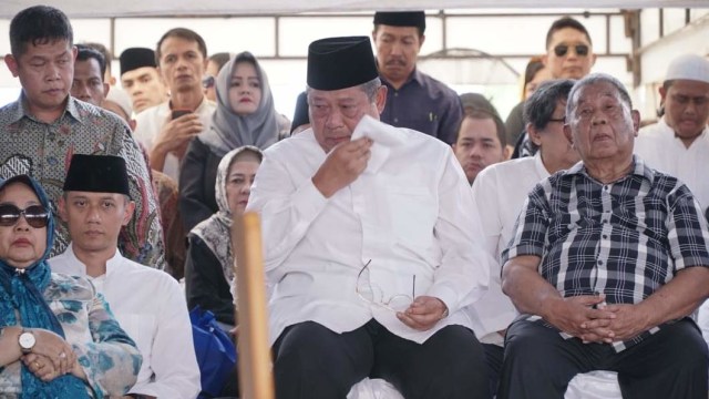 Presiden ke-6 RI Susilo Bambang Yudhoyono (tengah) hadiri pemakaman almarhumah Siti Habibah di TPU Tanah Kusir, Jakarta. Foto: Jamal Ramadhan/kumparan