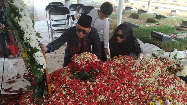 Putra Bungsu SBY, Edhie Baskoro Yudhoyono ziarah ke makam Siti Habibah atau Eyang Habibah di TPU Tanah Kusir, Jakarta Selatan. Foto: Paulina Herasmaranindar/kumparan