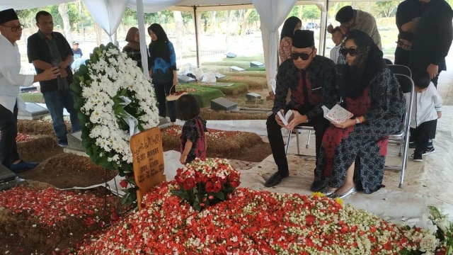 Putra Bungsu SBY, Edhie Baskoro Yudhoyono ziarah ke makam Siti Habibah atau Eyang Habibah di TPU Tanah Kusir, Jakarta Selatan. Foto: Paulina Herasmaranindar/kumparan