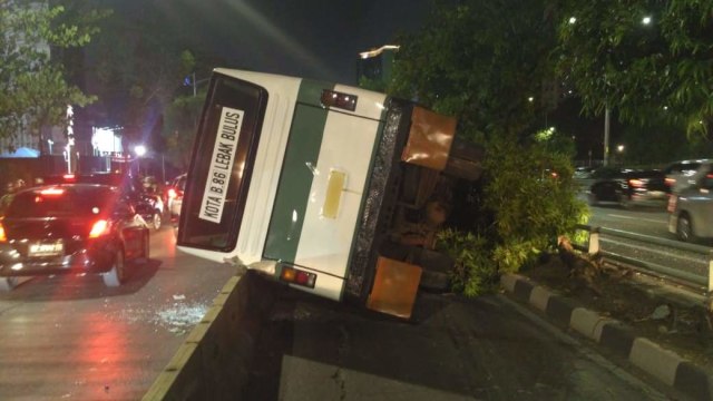 Kecelakaan bus Kopaja di jalur TransJakarta Tomang arah Slipi, Jakarta Barat. Foto: Twitter/ @meimeilika via @TMCPoldaMetro