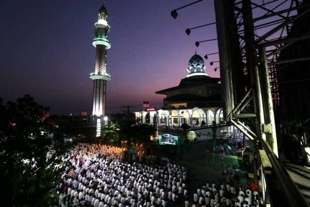 Umat Islam mengikuti doa awal tahun baru 1441 Hijriah di alun-alun Kota Kediri, Jawa Timur. Foto: ANTARA FOTO/Prasetia Fauzani