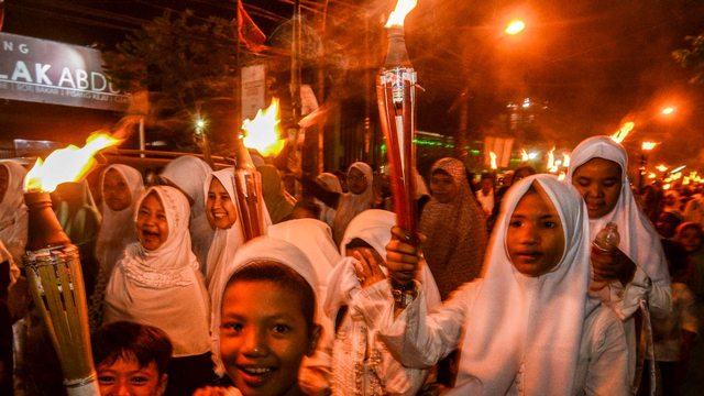 Sejumlah warga mengikuti pawai menyambut Tahun Baru Islam di Bintara, Bekasi, Jawa Barat. Foto: ANTARA FOTO/Fakhri Hermansyah