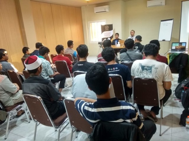 Ustaz Abu Muhammad Ibnu Rajab saat menyampaikan materinya di hadapan puluhan peserta