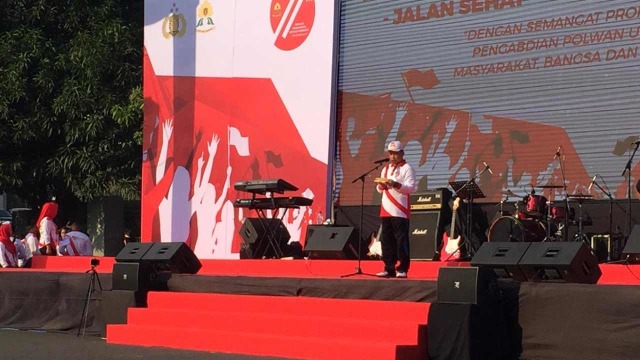 Aksi jalan sehat dalam rangka hut polwan ke-71 di Lapangan Promoter Ditlantas Polda Metro Jaya. Foto: Raga Imam/kumparan