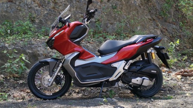 Honda ADV150 gunakan velg jari-jari. Foto: dok. I Made Agus Ariestyawan