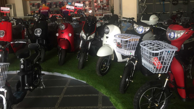 Kendaraan listrik di Selis, Kelapa Gading. Foto: Moh Fajri/kumparan