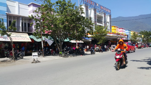 Seorang pengendara melintas di depan Pasar Inpres Manonda Palu. Foto: PaluPoso