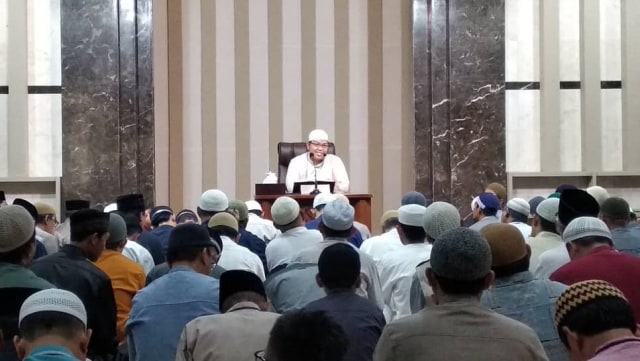 Ustaz Firanda Andirja mendapat penolakan untuk membawakan kajian bertema 'Cinta Tanah Air' di Polman, Sulawesi Barat. Foto: Dok. @firanda_andirja_official