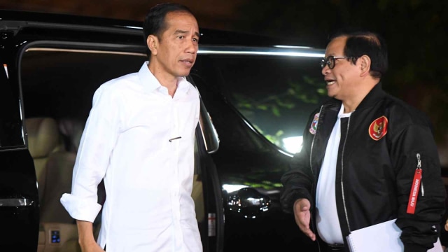 Joko Widodo (kiri) didampingi Pramono Anung tiba untuk mengikuti debat capres 2019 putaran kedua di Hotel Sultan, Jakarta, Minggu (17/2). Foto: ANTARA FOTO/Rivan Awal Lingga