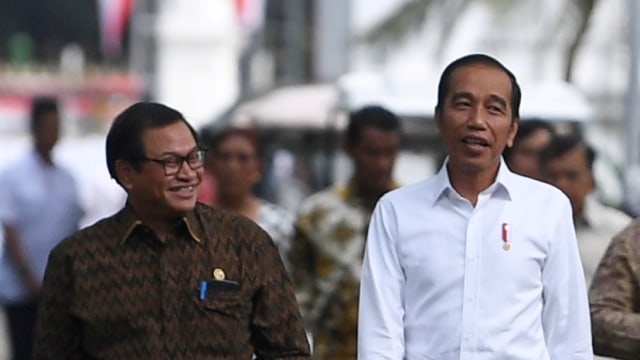 Presiden Joko Widodo berbincang dengan, Seskab Pramono Anung (kiri) di Kompleks Istana Kepresidenan, Jakarta, Senin (12/8). Foto: ANTARA FOTO/Wahyu Putro A