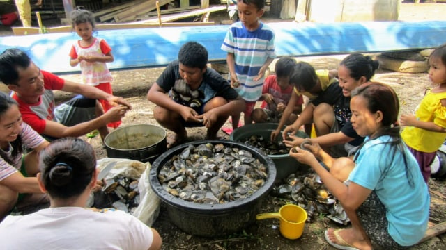 Sejumlah warga bersama-sama membersihkan remis yang berhasil diperoleh dari sungai (Foto: istimewa)