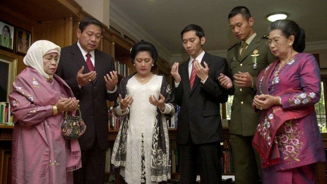 Susilo Bambang Yudhoyono bersama Ibunda dan Ani Yudhoyono serta kedua anaknya pada 20 Oktober 2004. Foto: Twitter/@SBYudhoyono