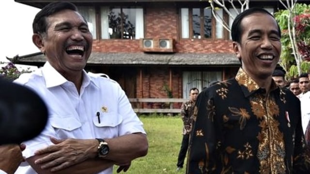 Menko Maritim Luhut Binsar Panjaitan (kiri), bersama Joko Widodo di Hambalang. Foto: ANTARA FOTO/Puspa Perwitasari