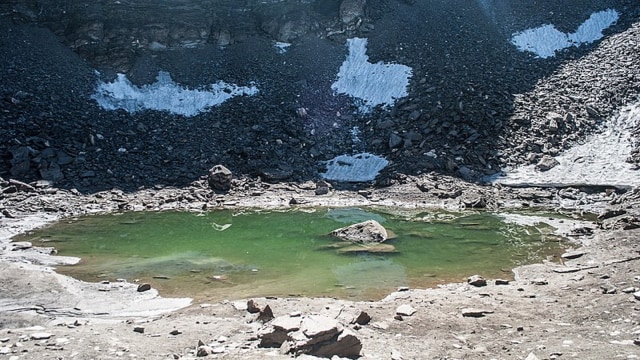 Foto: Penampakan danau Roopkund atau danau tengkorak. 
