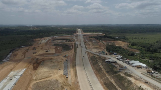 Potret udara proyek pembangunan jalan Tol Balikpapan-Samarinda yang melintasi wilayah Samboja di Kutai Kartanegara, Kalimantan Timur. Foto: Faiz Zulfikar/kumparan