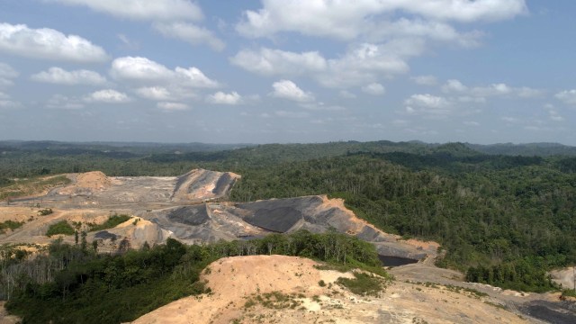 Potret udara bekas tambang batu bara di Kecamatan Samboja, Kabupaten Kutai Kartanegara, Kalimantan Timur. Foto: Faiz Zulfikar/kumparan