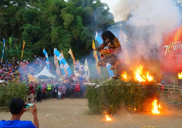 Suasana pembakaran Sangkala di Desa Wonosari, Kabupaten Malang. Foto-foto: doli siregar/mbois life magazine for tugumalangid