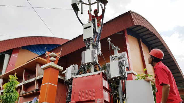Petugas melakukan instalasi jaringan Telkomsel. Foto: Telkomsel