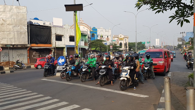 Keadaan jalan di Simpang Ramanda Depok saat lagu 'Hati-Hati' diputar. Foto: Efira Tamara/kumparan