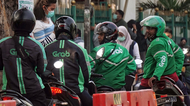 Ojek online menunggu orderan di sekitar di Stasiun Pasar Minggu, Jakarta Selatan. Foto: Irfan Adi Saputra/kumparan