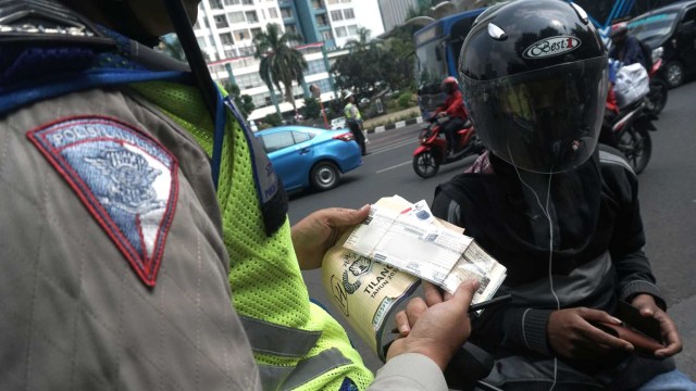 Satlantas Polres Jakarta Timur menggelar Operasi Patuh Jaya 2019 di Jalan D.I Panjaitan, Cawang, Kramat Jati, Jakarta Timur, pada Senin (2/9). Foto: Iqbal Firdaus/kumparan
