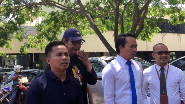 Tri Susanti alias Susi dan kuasa hukumnya datangi Mapolda Jatim. Foto: Yuana Fatwalloh/kumparan