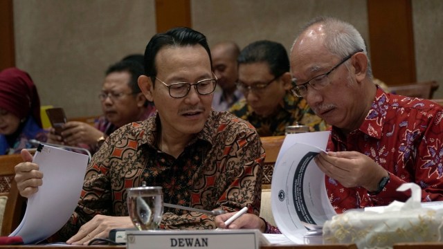Direktur Utama BPJS Kesehatan, Fahmi Idris (kiri), Ketua Dewan Jaminan Sosial Nasional Tubagus Achmad saat Rapat Kerja Gabungan Komisi IX DPR RI dan Komisi XI DPR RI, Jakarta, Senin (2/9/2019). Foto: Jamal Ramadhan/kumparan