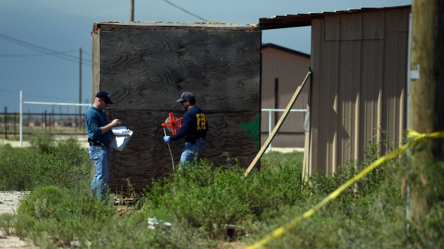 Seorang agen FBI menyelidiki rumah Seth Ator setelah penembakan yang dilakukannya, menurut polisi setempat, di Odessa, Texas. Foto: REUTERS/Callaghan O'Hare