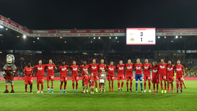 Union Berlin merayakan kemenangan atas Borussia Dortmund. Foto: Reuters/Annegret Hilse