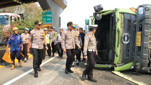 Kapolda Jabar, Irjen Rudy Sufahriadi (kiri) berada di lokasi kecelakaan beruntun yang terjadi di Tol Purbaleunyi KM 91 arah Jakarta. Foto: Dok. Humas Polda Jabar