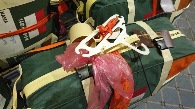 Ragam gantungan penanda pada koper jemaah haji Indonesia. Foto: Denny Armandhanu/kumparan