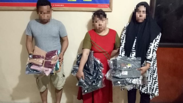 Ketiga pelaku yang diduga merupakan sindikat spesialis pencuri pakaian di Toko di Kota Palu berserta sejumlah barang bukti saat di amankan di Polsek Palu Barat. Foto: Dok. Polsek Palu Barat