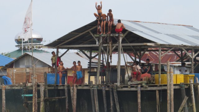 Kisah Anak-anak Pesisir yang Tak Tersentuh Pendidikan