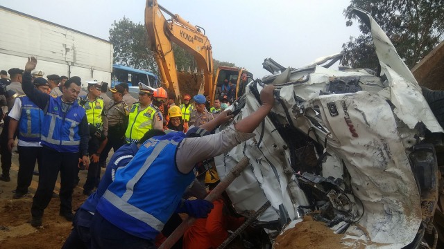 Petugas mengevakuasi salah satu kendaraan yang terlibat pada kecelakaan beruntun di Tol Cipularang KM 92 Purwakarta, Jawa Barat, Senin (2/9/2019). Foto: ANTARA/Ibnu Chazar