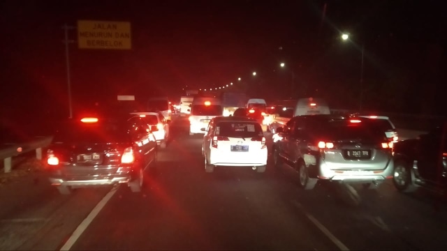 Kemacetan Tol Cipularang KM 97 arah Jakarta. Foto: Dicky Adam/kumparan