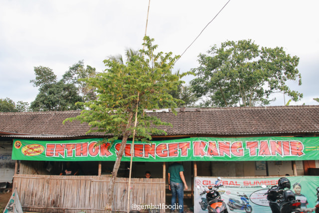 Tampak bagian depan, Warung Enthok Selnget Kang Tanir. Photo by @gembulfoodie
