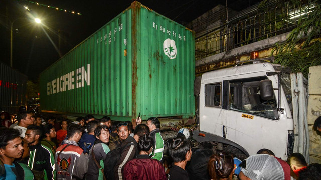 Sejumlah warga mengamati truk kontainer yang mengalami kecelakaan di Jalan Cut Mutia, Rawalumbu, Bekasi, Jawa Barat. Foto: ANTARA FOTO/Fakhri Hermansyah