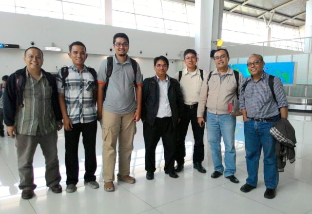 Taufiq Saidi (kanan) dan Saiful Mahdi (kedua kanan), dalam sebuah kesempatan di tahun 2014. Keduanya berteman baik. Dok. Syaifullah Muhammad   