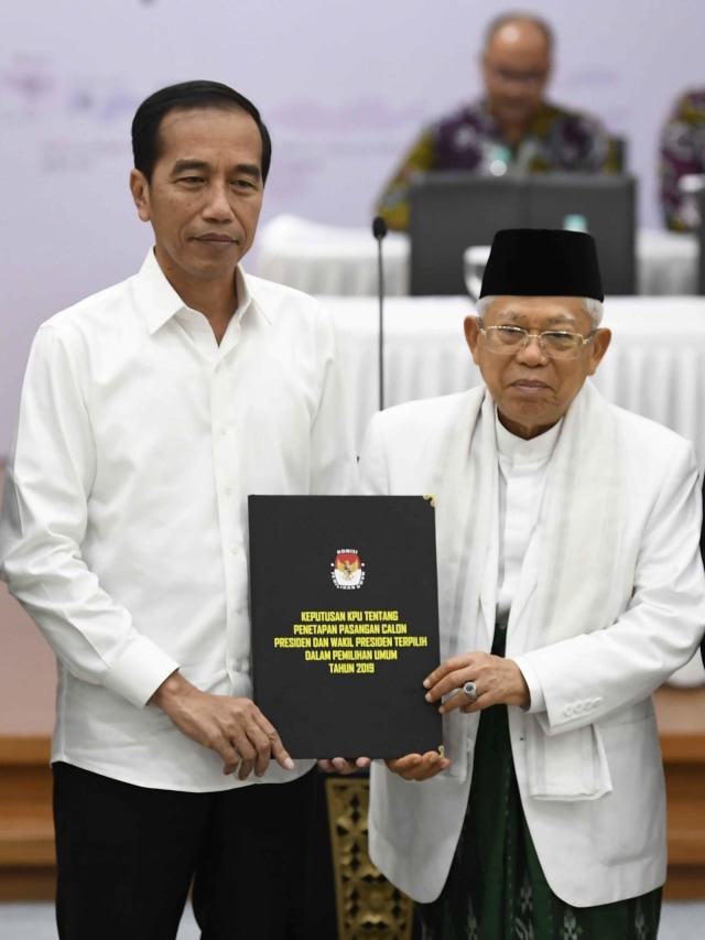 Presiden dan Wakil Presiden terpilih periode 2019-2024, Joko Widodo (kiri) dan Ma'ruf Amin menunjukkan surat keputusan KPU tentang Penetapan Hasil Pemilu 2019 di gedung KPU, Jakarta. Foto: ANTARA FOTO/Puspa Perwitasari
