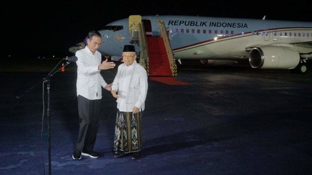 Joko Widodo (kiri) dan Ma'ruf Amin memberikan keterangan pers di Bandara Halim, Kamis (27/6). Foto: Iqbal Firdaus/kumparan