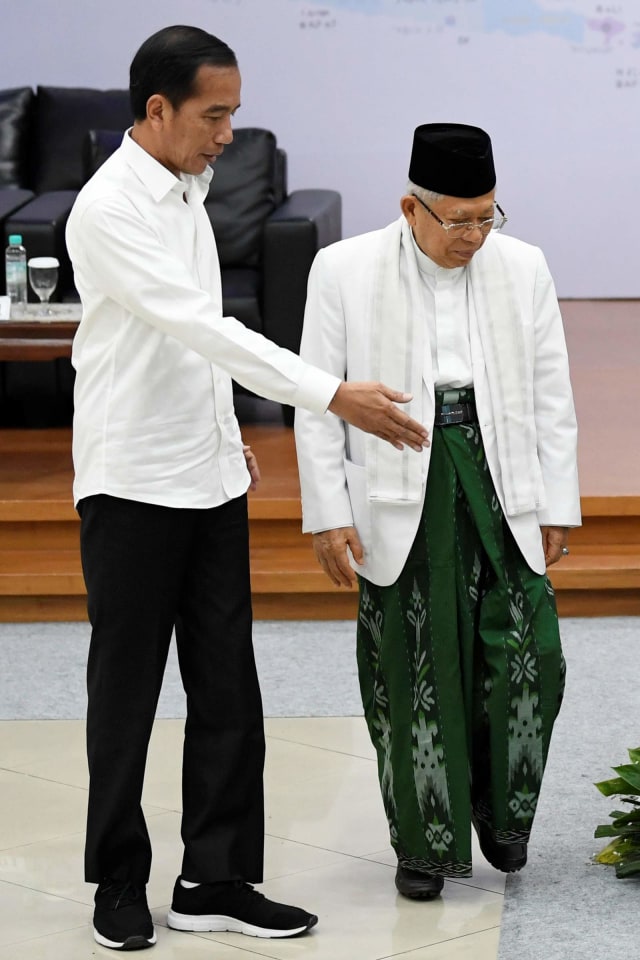 Presiden dan Wakil Presiden terpilih periode 2019-2024, Joko Widodo (kiri) dan Ma'ruf Amin usai menerima surat keputusan KPU tentang Penetapan Hasil Pemilu 2019 di gedung KPU, Jakarta. Foto: ANTARA FOTO/Puspa Perwitasari