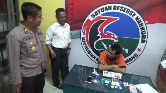Wakapolres Singkawang, Kompol Wahyu, didampingi Kasat Narkoba Iptu Robert Damanik, menginterogasi tersangka NG, Senin (2/9). Foto: Dok Hi!Pontianak