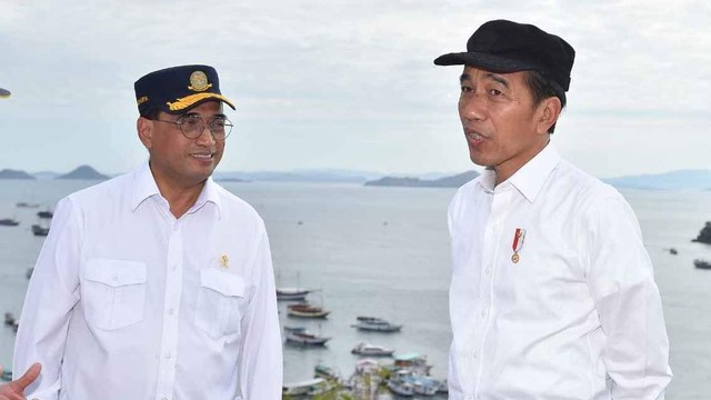 Presiden Joko Widodo (kanan) dan Menteri Perhubungan Budi Karya Sumadi (kiri) saat meninjau Bukit Waringin dan Kawasan Terpadu Marina di Labuan Bajo, NTT.. Foto: Dok. Rusman - Biro Pers Sekretariat Presiden