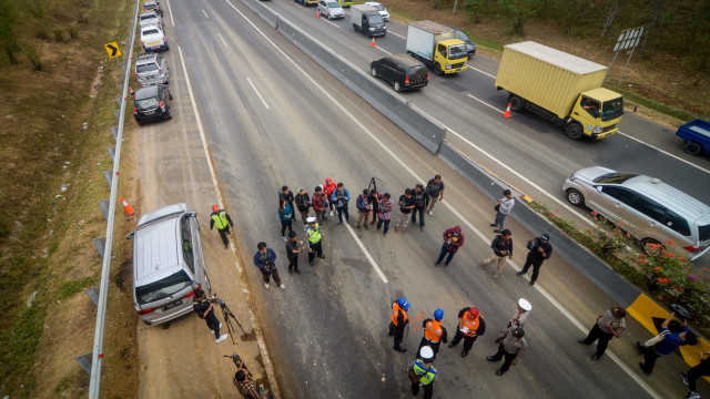 Petugas Traffic Accident Analysis (TAA) Polda Jabar melakukan olah tkp kecelakaan beruntun di KM 91 Tol Cipularang, Kabupaten Purwakarta, Jawa Barat.  Foto: ANTARA FOTO/Raisan Al Farisi