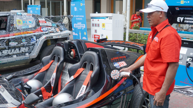 Pengisisan bahan bakar pada mobil listrik. Foto: Helmi Afandi Abdullah/kumparan
