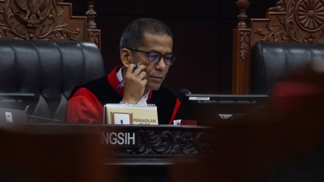 Hakim Mahkamah Konstitusi, Saldi Isra memimpin sidang Pengujian Undang-Undang di Mahkamah Konstitusi, Jakarta, Selasa (3/9). Foto: Fanny Kusumawardhani/kumparan